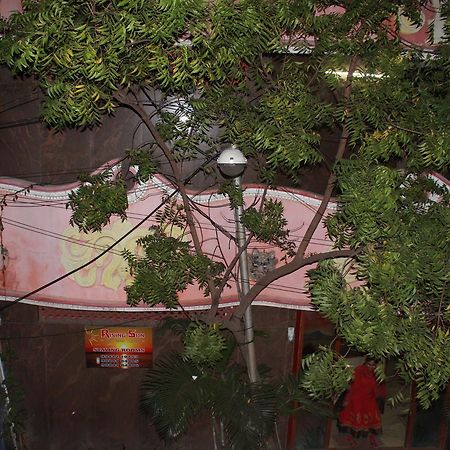 Rising Sun Hotel Madras Buitenkant foto